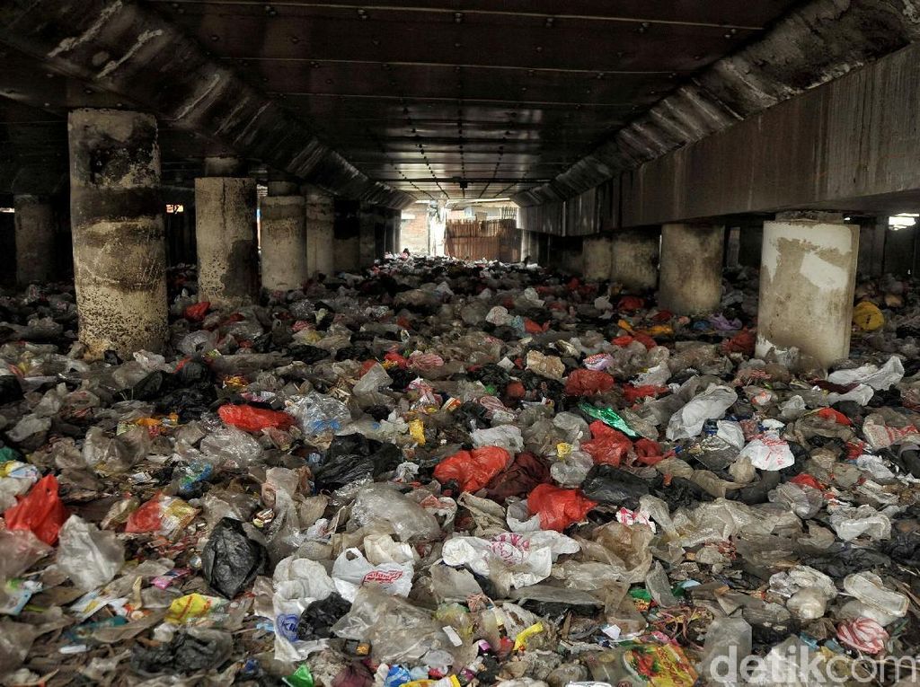 Sandi Minta Lautan Sampah di Kolong Tol Priok Segera Dibereskan